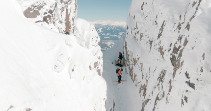 Mount Niflheim, Canada, Christina Lustenberger, Andrew McNab - Christina Lustenberger and Andrew McNab making the first ski descent of the SW Couloir of Mount Niflheim, Canada (08/03/2023)