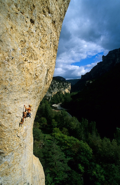 Gorges du Tarn - Liv Sansoz climbing at the Gorges du Tarn, France