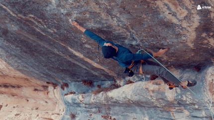 Bombé Bleu, Buoux, Nico Pelorson - Nicolas Pelorson attempting Le Bombé Bleu at Buoux, March 2023