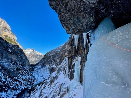 Dolomiti, Kurt Astner, Christoph Hainz - Christoph Hainz apre il terzo tiro di Samurai in Val Travenanzes, Dolomiti (Kurt Astner, Christoph Hainz 02/2022)