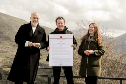Vjosa, Albania - Il primo ministro albanese Edi Rama, il ministro del turismo e dell'ambiente Mirela Kumbaro Furxhi e il CEO di Patagonia Ryan Gellert firmano la dichiarazione del primo Parco Nazionale fluviale selvaggio in Europa
