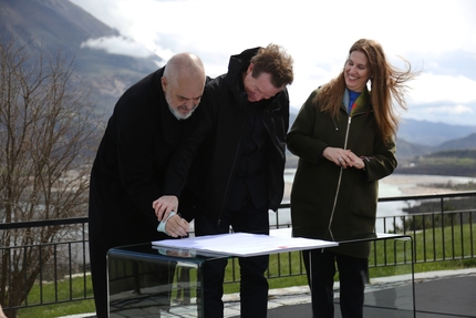 Vjosa, Albania - Il primo ministro albanese Edi Rama, il ministro del turismo e dell'ambiente Mirela Kumbaro Furxhi e il CEO di Patagonia Ryan Gellert firmano la dichiarazione del Parco Nazionale del fiume selvaggio Vjosa