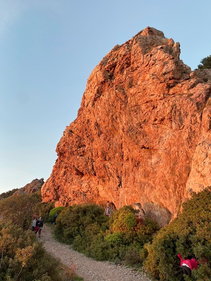 Superquartz, Sardegna - La falesia Superquartz a Gonnesa in Sardegna. Una falesia di 'quarzite, strapiombante, simile ad un gigantesco cristallo.'