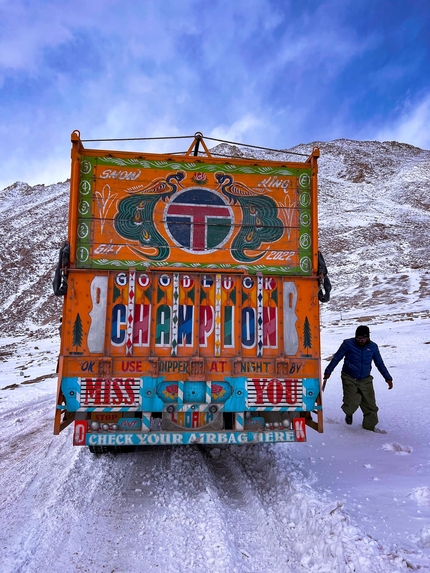 Omar Di Felice, Alone in Ladakh - Omar Di Felice durante la traversata invernale solitaria Alone in Ladakh, India, 02-03/2023