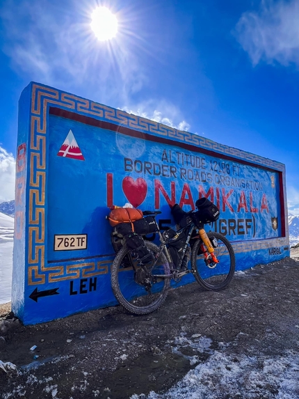 Omar Di Felice, Alone in Ladakh - Omar Di Felice durante la traversata invernale solitaria Alone in Ladakh, India, 02-03/2023