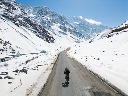 Omar Di Felice completa la traversata in bici 'Alone in Ladakh'