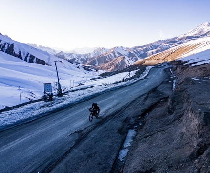 Omar Di Felice, Alone in Ladakh - Omar Di Felice durante la traversata invernale solitaria Alone in Ladakh, India, 02-03/2023