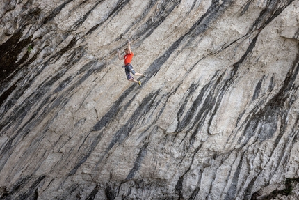 Jakob Schubert vs DNA in France's Verdon Gorge