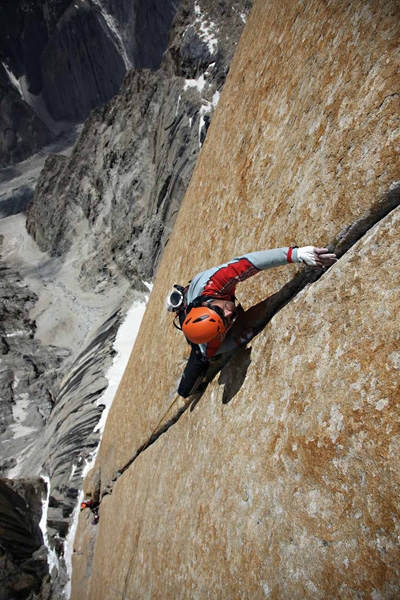 Eternal Flame, Nameless Tower, Thomas Huber, Alexander Huber - Thomas Huber su Eternal Flame, Nameless Tower, Trango, Karakorum, Pakistan