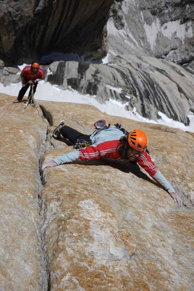 Eternal Flame, Nameless Tower, Thomas Huber, Alexander Huber - Thomas Huber su Eternal Flame, Nameless Tower, Trango, Karakorum, Pakistan