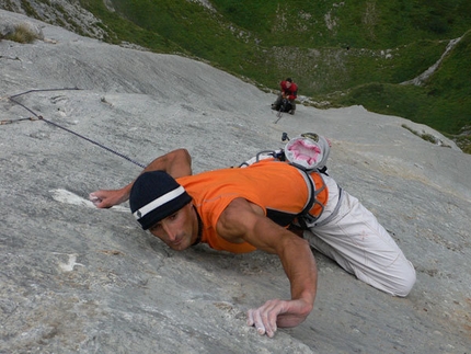 Solo per vecchi guerrieri - Inizio a scalare e avverto subito delle buone sensazioni, arrampico leggero, sciolto, e arrivo all’inizio del ultimo tiro salendo fluido e sereno.