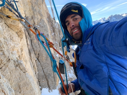 Stefano Ragazzo in solitaria invernale su Moulin Rouge alla Roda de Vael, Dolomiti