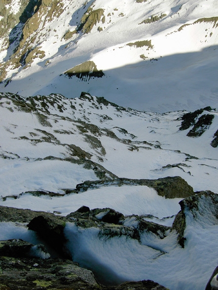 Pizzo Painale, Apnea - La salita di Apnea, lungo la parete nord del Pizzo Painale (3248m) Gruppo dello Scalino, Alpi retiche.