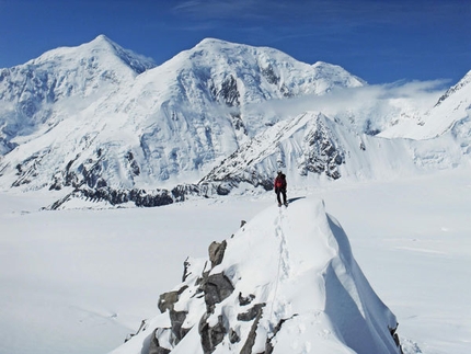Kahiltna Peaks West - Un momento della prima salita di Meraldi e Giovannini lungo lo Sperone Est del Kahiltna Peaks West (3914m, Gruppo del McKinley-Denali, Alaska)