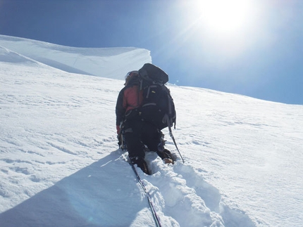 Kahiltna Peaks West - Un momento della prima salita di Meraldi e Giovannini lungo lo Sperone Est del Kahiltna Peaks West (3914m, Gruppo del McKinley-Denali, Alaska)