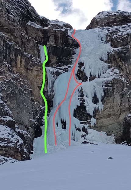 Val d'Ayas, Fior di roccia dreaming, Giovanni Ravizza, Michele Tixi - Val d'Ayas (Valle d'Aosta) e le cascate di ghiaccio Sbregoretex (Cortoz di sx) in rosso e, in verde, Fior di roccia dreaming