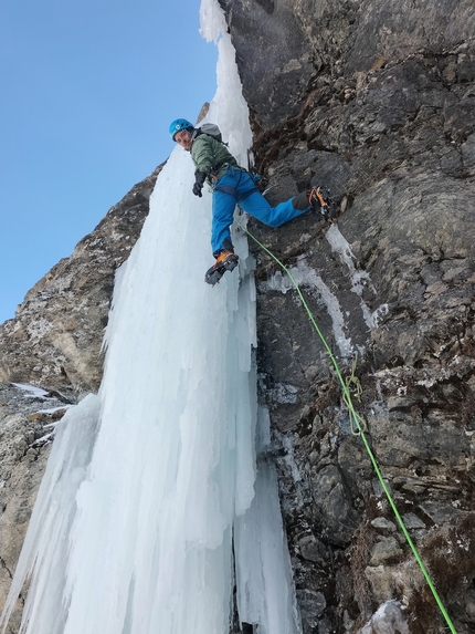 Val d'Ayas, Fior di roccia dreaming, Giovanni Ravizza, Michele Tixi - Giovanni Ravizza apre Fior di roccia dreaming nella Val d'Ayas, Valle d'Aosta (Giovanni Ravizza, Michele Tixi 08/03/2023)