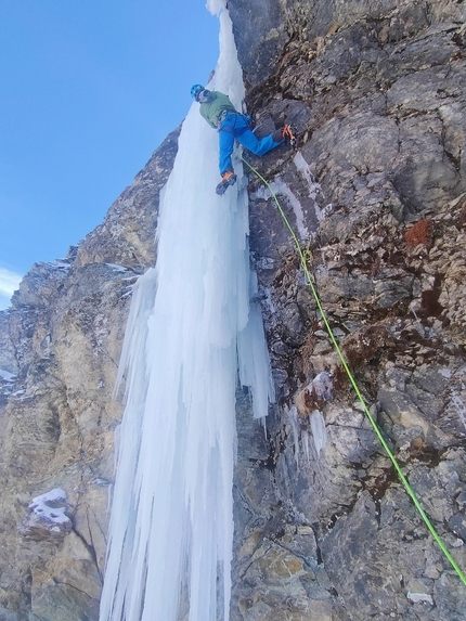 Fior di roccia dreaming, in Val d'Ayas (Valle d'Aosta) la nuova via di misto di Giovanni Ravizza e Michele Tixi