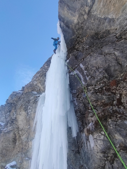 Val d'Ayas, Fior di roccia dreaming, Giovanni Ravizza, Michele Tixi - Giovanni Ravizza apre Fior di roccia dreaming nella Val d'Ayas, Valle d'Aosta (Giovanni Ravizza, Michele Tixi 08/03/2023)