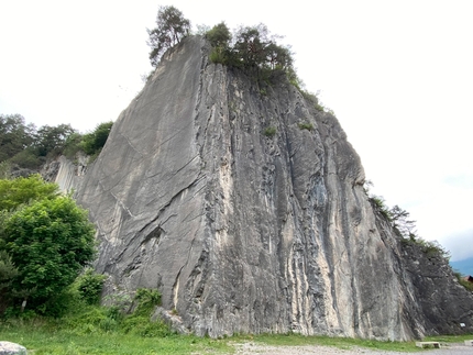 Bürser Platte, Austria. - Bürser Platte, Austria. La via più difficile della falesia è la via trad 'Prinzip Hoffnung'. Aperta come via sportiva da Beat Kammerlander, la sottile fessura è stata salita senza gli spit nel 2009 dallo stesso Kammerlander. La via offre difficoltà attorno a 8b/8b+, protetta però da piccoli nuts e friends