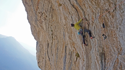 Monte Cimo, Scoglio dei Ciclopi, Val d’Adige, Rolando Larcher, Luca Giupponi - Rolando Larcher in apertura sul quarto tiro di 'Big Roof' allo Scoglio dei Ciclopi del Monte Cimo in Val d’Adige (Rolando Larcher, Luca Giupponi)