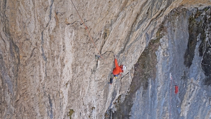 Monte Cimo, Scoglio dei Ciclopi, Val d’Adige, Rolando Larcher, Luca Giupponi - Luca Giupponi sul quarto tiro di 'Big Roof' allo Scoglio dei Ciclopi del Monte Cimo in Val d’Adige (Rolando Larcher, Luca Giupponi)