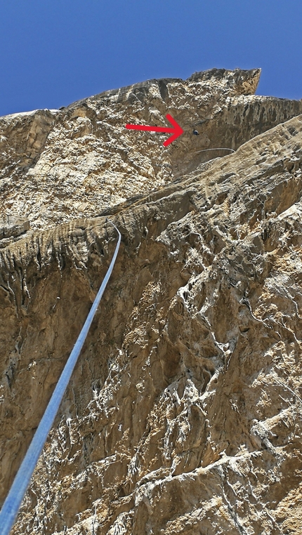 Monte Cimo, Scoglio dei Ciclopi, Val d’Adige, Rolando Larcher, Luca Giupponi - 'Big Roof' allo Scoglio dei Ciclopi del Monte Cimo in Val d’Adige. Vista dalla base, le fisse e il bidone alla 4° sosta