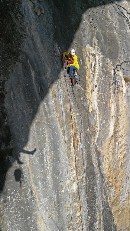 Monte Cimo, Scoglio dei Ciclopi, Val d’Adige, Rolando Larcher, Luca Giupponi - Risalendo alla 4° sosta di 'Big Roof' allo Scoglio dei Ciclopi del Monte Cimo in Val d’Adige (Rolando Larcher, Luca Giupponi)