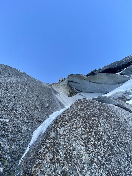 Aiguille des Pèlerins, Monte Bianco, Tom Livingstone, Symon Welfringer - La Croisade su Aiguille des Pèlerins (Tom Livingstone, Symon Welfringer)