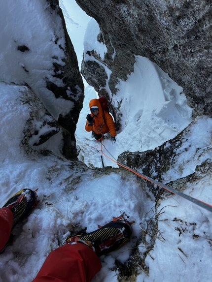 Grytetippen, Senja, Norvegia, Fay Manners, Freja Shannon - Freja Shannon su 'How not to' (M5, 250m) sulla parete nord di Grytetippen, isola di Senja, Norvegia (Fay Manners, Freja Shannon 03/2023)