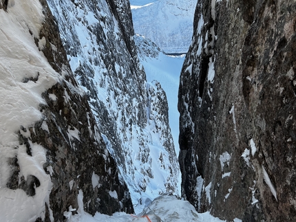 Grytetippen, Senja, Norvegia, Fay Manners, Freja Shannon - La vista da 'How not to' (M5, 250m) sulla parete nord di Grytetippen, isola di Senja, Norvegia (Fay Manners, Freja Shannon 03/2023)