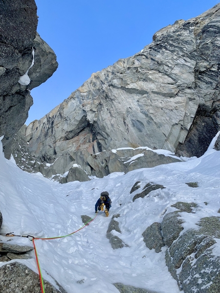 Aiguille de la Brenva, Nati Liberi, Niccolo Bruni, Gianluca Marra, Giovanni Ravizza - L'apertura della goulotte 'Nati Liberi' all'Aiguille de la Brenva (Niccolo Bruni, Gianluca Marra, Giovanni Ravizza  06/03/2023)