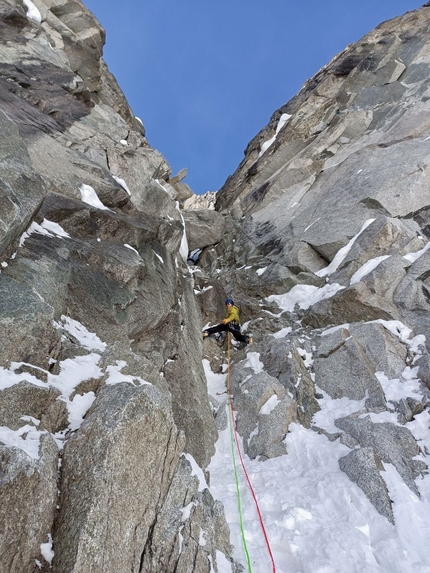 La goulotte 'Nati Liberi' all’Aiguille de la Brenva per Niccolò Bruni, Gianluca Marra e Giovanni Ravizza