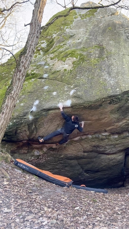 Hugo Parmentier climbs his first 8C boulder, Le pied à Coulisse at Fontainebleau
