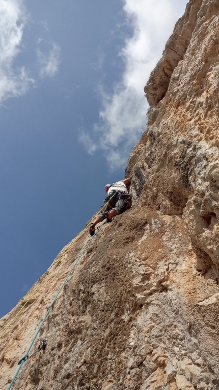 Sardegna, Punta su Mulone, Marco Pellegrini, Manuel Zambanini - Durante la libera di Penso Positivo, Punta su Mulone, Baunei, Sardegna (Marco Pellegrini, Manuel Zambanini 2020)