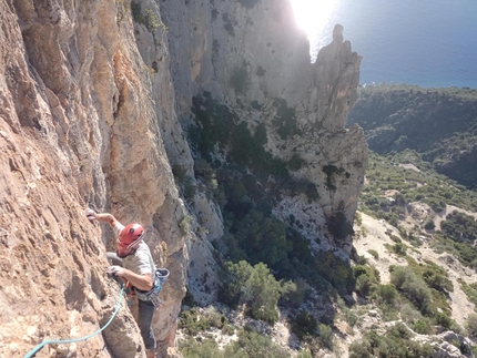 Sardegna, Punta su Mulone, Marco Pellegrini, Manuel Zambanini - Manuel Zambanini durante la libera di Penso Positivo, Punta su Mulone, Baunei, Sardegna (Marco Pellegrini, Manuel Zambanini 2020)