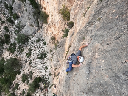 Sardegna, Punta su Mulone, Marco Pellegrini, Giulia Orlandi - Durante la prima ripetizione di Giumar, Punta su Mulone, Baunei, Sardegna (Giulia Orlandi, Marco Pellegrini 2021)