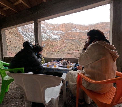 Kairos, Taghia, Marocco, Davide Gaeta, Gabriele Gorobey, Guido De Sabbata - Osservando la parete della Cascade in Taghia, Marocco (Davide Gaeta, Gabriele Gorobey, Guido De Sabbata 03/2023)