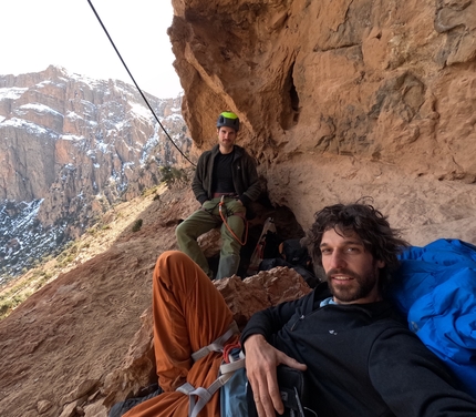 Kairos, Taghia, Marocco, Davide Gaeta, Gabriele Gorobey, Guido De Sabbata - Guido De Sabbata e Gabriele Gorobey durante l'apertura di Kairos, Gole di Taghia, Marocco (Davide Gaeta, Gabriele Gorobey, Guido De Sabbata 03/2023)