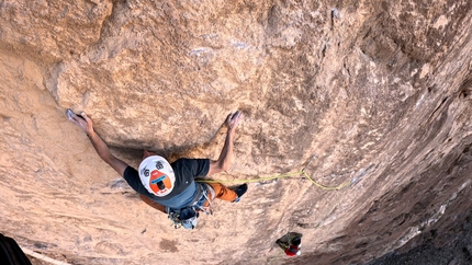 Kairos, Taghia, Marocco, Davide Gaeta, Gabriele Gorobey, Guido De Sabbata - Gabriele Gorobey durante l'apertura di Kairos, Taghia, Marocco (Davide Gaeta, Gabriele Gorobey, Guido De Sabbata 03/2023)