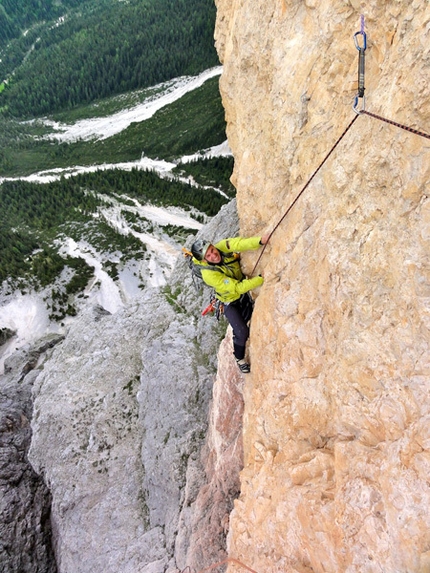 DoloMitiche - DoloMitiche - Roberto Pedrotti clibming through the overhang on the Via “Battisti-Weiss”