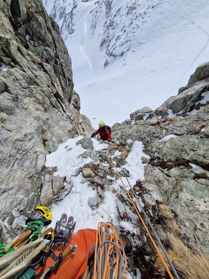 Corno di Casamadre, Tonale, Cristian Candiotto, Mattia Trabucchi - L'apertura di  'A Sinistra del Tradimento' al Corno di Casamadre, Tonale (Cristian Candiotto, Mattia Trabucchi 30/03/2023)