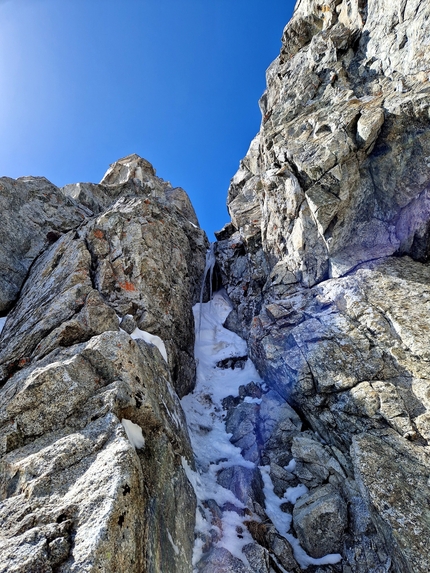 Corno di Casamadre, Tonale, Cristian Candiotto, Mattia Trabucchi - L'apertura di  'A Sinistra del Tradimento' al Corno di Casamadre, Tonale (Cristian Candiotto, Mattia Trabucchi 30/03/2023)