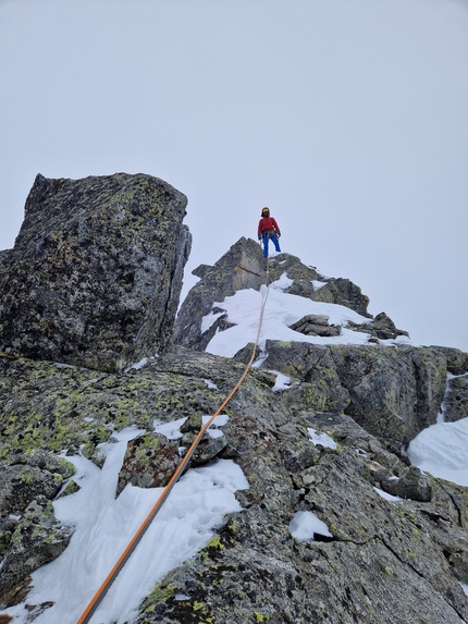 Corno di Casamadre, Tonale, Cristian Candiotto, Mattia Trabucchi - L'apertura di  'A Sinistra del Tradimento' al Corno di Casamadre, Tonale (Cristian Candiotto, Mattia Trabucchi 30/03/2023)