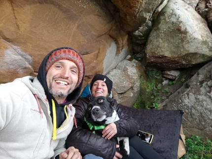 Bosco Scorace, Sicilia - Davide Catalano con Giorgia Borsani e il loro cane al Bosco Scorace, Sicilia