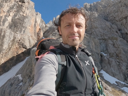 Riccardo Bee, Dolomiti - Emanuele Confortin. Classe 1978, è giornalista, documentarista e alpinista.