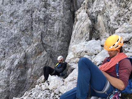 Riccardo Bee, Dolomiti - Luca Vallata e Samuel Zeni riposano sotto alla Torre Armena prima di scendere nel Van del Piz e attaccare il Pilastro Ovest, Pale di San Lucano, Dolomiti