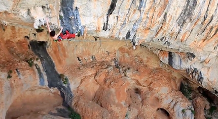 Adam Ondra - Adam Ondra durante la prima ripetizione di Chilam Balam 9b nella falesia Villanueva del Rosario, Spagna