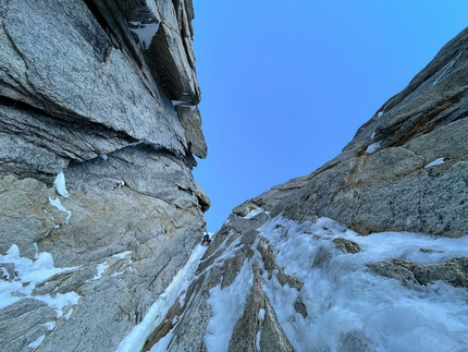 Citadel, Kichatna Spires, Alaska, Joseph Hobby, Zach Lovell - Ice hose on Superfly Couloir, Rise and Shine, Kichatna Spires, Alaska (Joseph Hobby, Zach Lovell 20/04/2023)