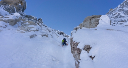 Citadel, Kichatna Spires, Alaska, Joseph Hobby, Zach Lovell - Zach Lovell sulla parte inferiore della Borealis Face, Citadel parete NO, Kichatna Spires, Alaska (Joseph Hobby, Zach Lovell 19/04/2023)